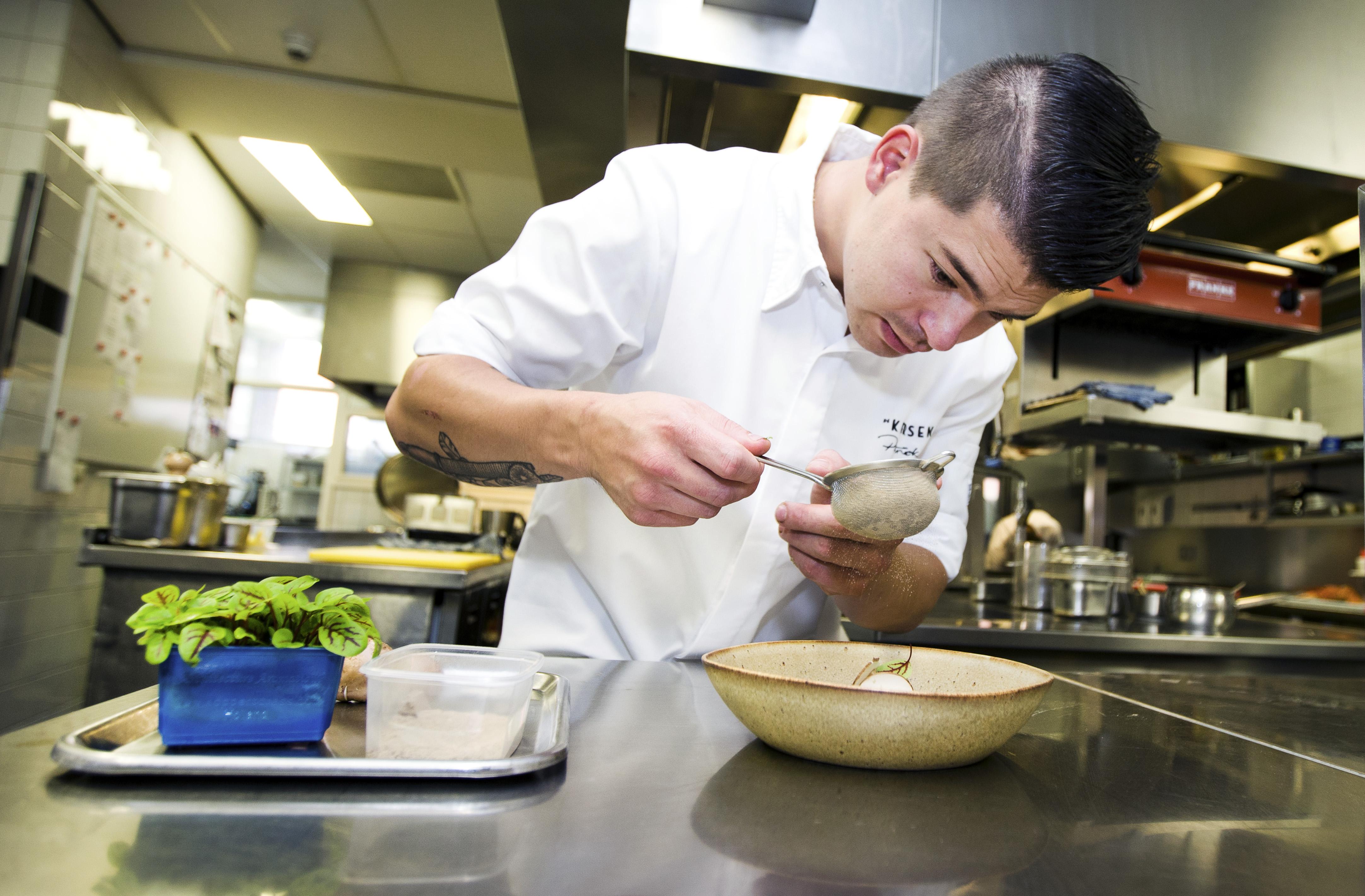Bilderberg Garden Hotel Amsterdam Esterno foto A student prepares a meal at the Culinary Institute of New York at Shelton