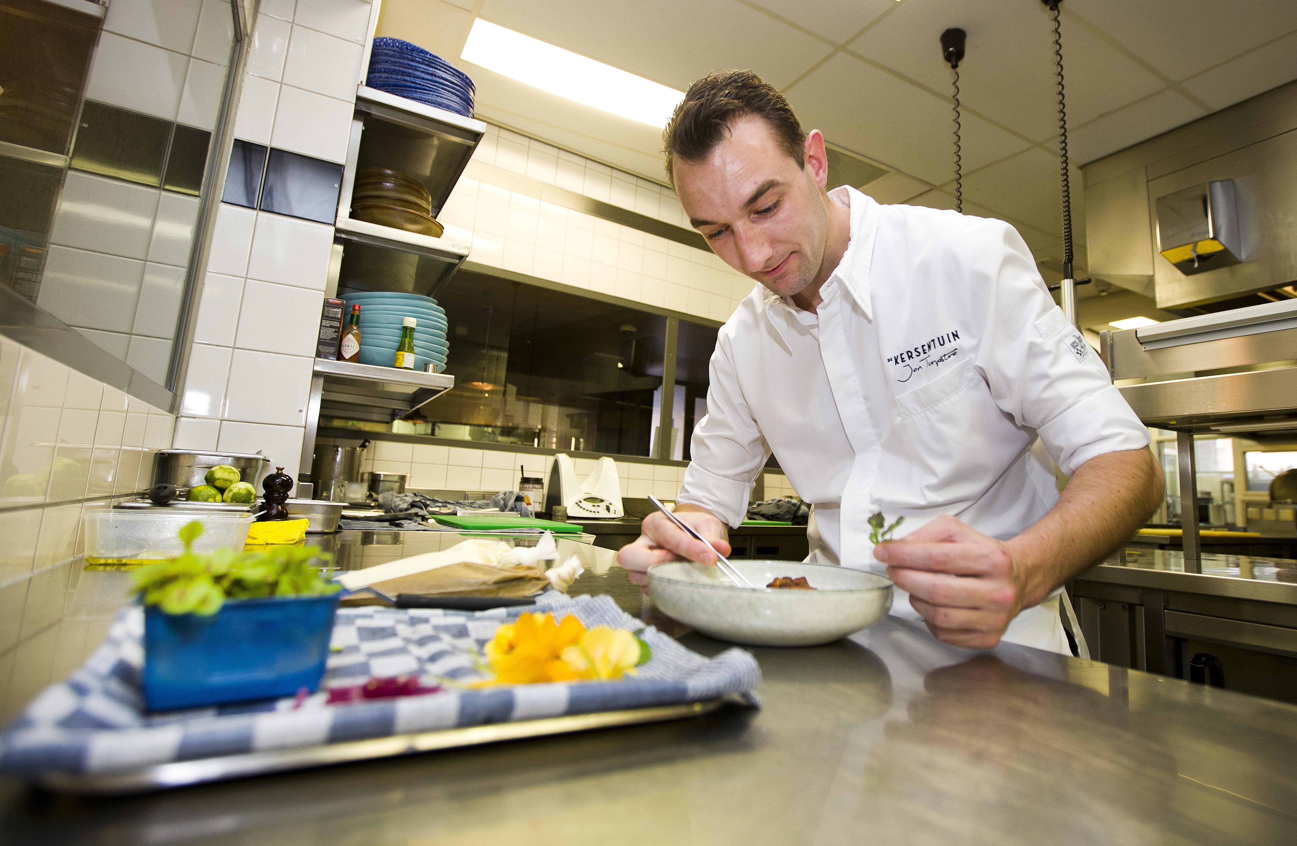Bilderberg Garden Hotel Amsterdam Esterno foto A chef preparing a meal