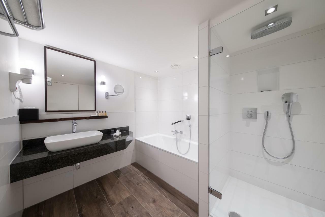 Bilderberg Garden Hotel Amsterdam Esterno foto Bathroom with shower and bath