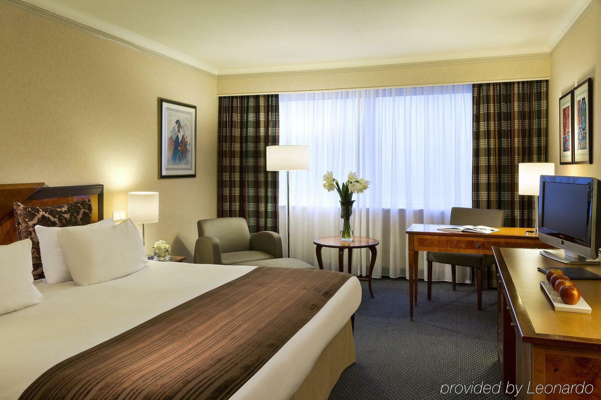 Bilderberg Garden Hotel Amsterdam Esterno foto A typical hotel room