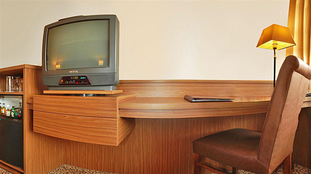 Bilderberg Garden Hotel Amsterdam Esterno foto A television in a hotel room