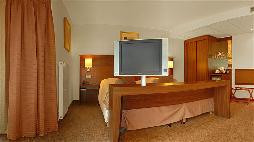 Bilderberg Garden Hotel Amsterdam Esterno foto A television set in a hotel room